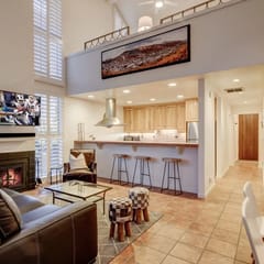 Spacious Three Kings 2BR Townhouse - Walk to Lift!