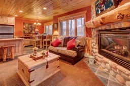 The Timber Wolf Lodge 2BR, mins to Canyons Skiing - Image 2