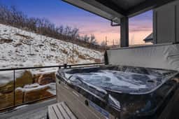 4BR Villa Walk to Lifts, Hot Tub, Brand New! - Image 2