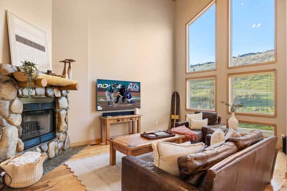 3BR Near Slopes & Main | Hot Tub + Modern Comfort - Image 1