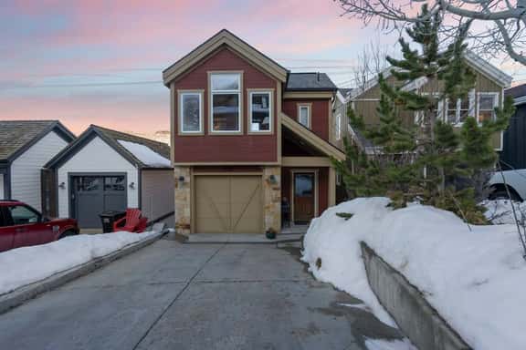 Charming 3BR Mountain Retreat Walk to Ski, Hot Tub - Image 1