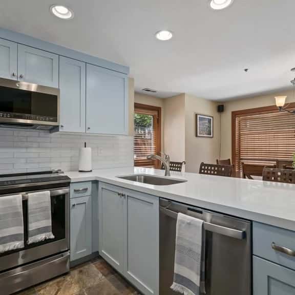 The Silver Cliff, 2BR Walk to Lifts and Main St! - Image 1