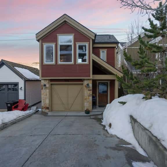 Charming 3BR Mountain Retreat Walk to Ski, Hot Tub - Image 1