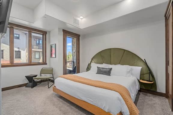 Blackstone 2BR | Walk to Lift, Pool, Hot Tub - Image 4
