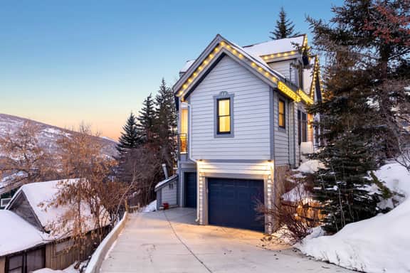 The Lowell House | Ski In Out, Walk to Main Street - Image 2