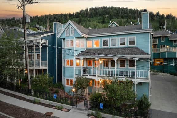 Old Town 3BR | Steps to Town Lift & Main St - Image 2