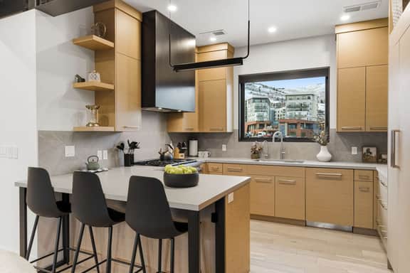 Walk to Sunrise Gondola • 5BR Townhome w/ Hot Tub - Image 4